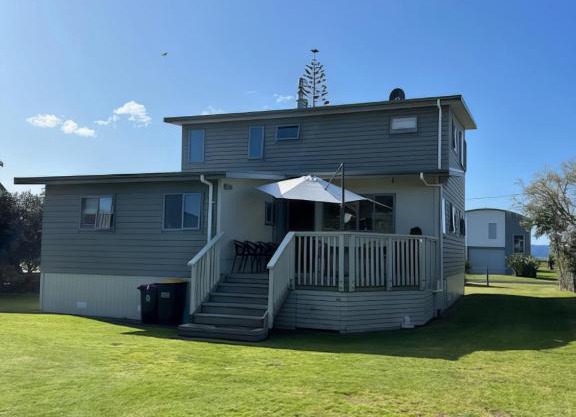 Hosts on the Coast - Reel Escape on Banks