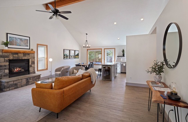 Hot Tub, AC, Beautiful, Fully Fenced Yard, Close to Everything!