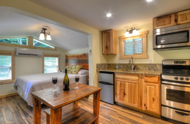 Hot Tub And Deck Along Creek, Pet friendly, Close To NOC, Tsali, And Dragon