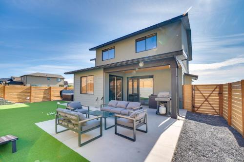 Hot Tub and Water Views High-End Vantage Retreat