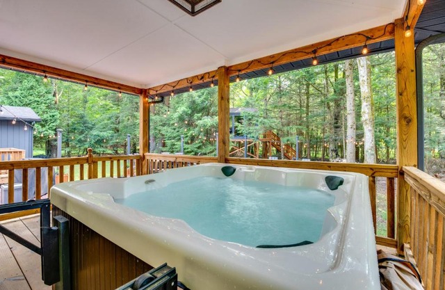 Hot Tub, Beach Access Albrightsville Retreat!