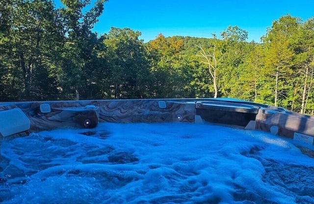 Hot Tub + Lake Access + Kayaks/boards + Firepit