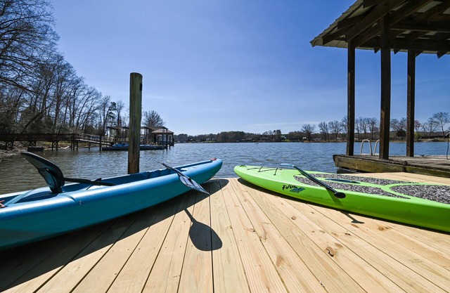 Hot Tub, Lakefront, EV Charger, Screened Porch, Private Dock, Pet Friendly
