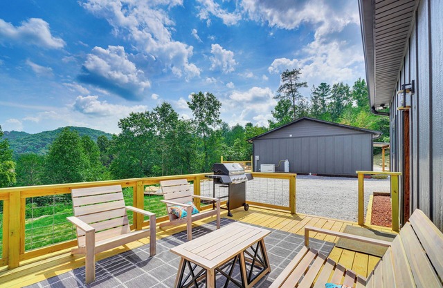 Hot Tub & Mtn Views: Pet-Friendly Englewood Cabin