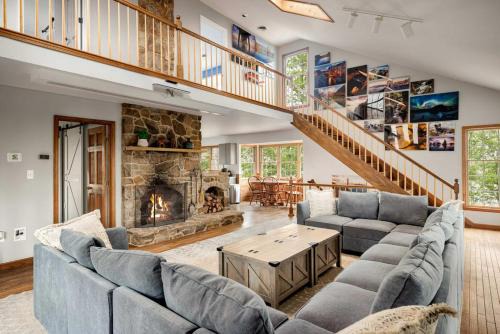 Hot Tub, Screened Porch, Grill, WiFi - Huge Cabin!