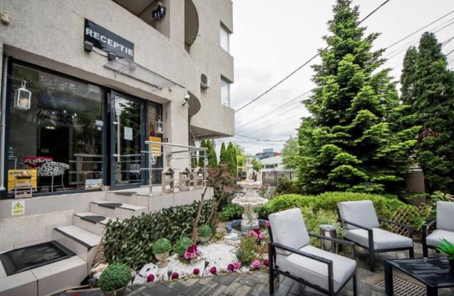 Hotel Jolie Apartments - Large Two-Bedroom Apartment