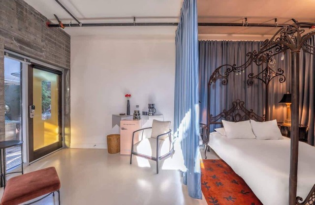 Hotel Narcissus - Room 2