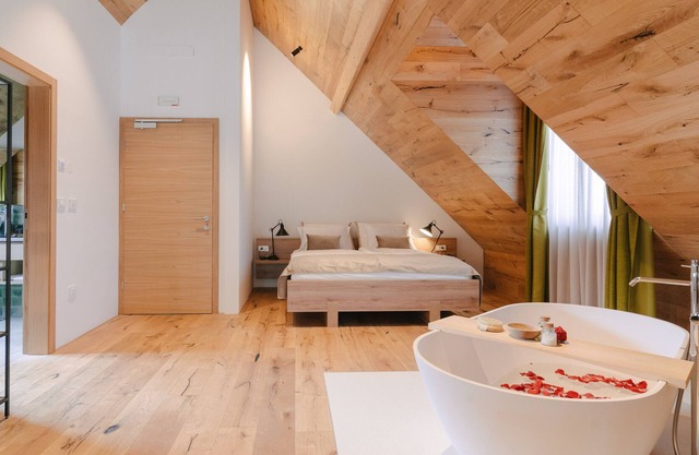 Hotel Pira - Deluxe Suite with balcony