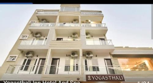 Hotel Yogasthali - Top Rated ! Most Awarded ! Luxury Rooms ! Lift ! Parking
