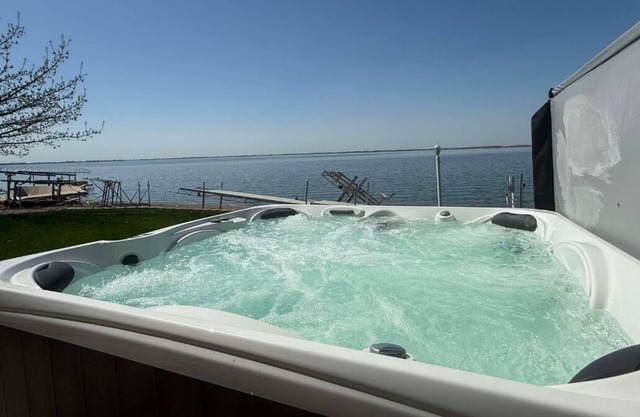 Hottub,Lilypad,FireRing,LakeFront,Sleeps10