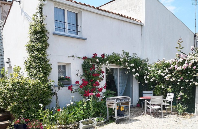 House at the foot of Ile d'Oleron, oyster site, close to beaches