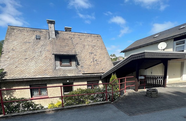 House for 8 persons. 5 bedrooms, 2 bathrooms, 3 toilets with garage/garden.