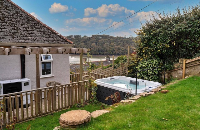 House in Malpas with Creek Views & Hot Tub