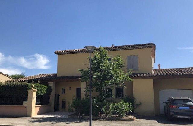 House in the heart of Puyricard, residential area