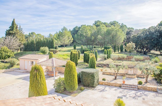 House in the middle of vineyards with fully enclosed grounds and secure swimming pool