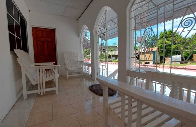 House - Sleeps 6 - Patio - Parking