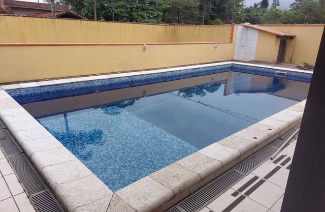 House with swimming pool, barbecue and court, located one block from the sea.