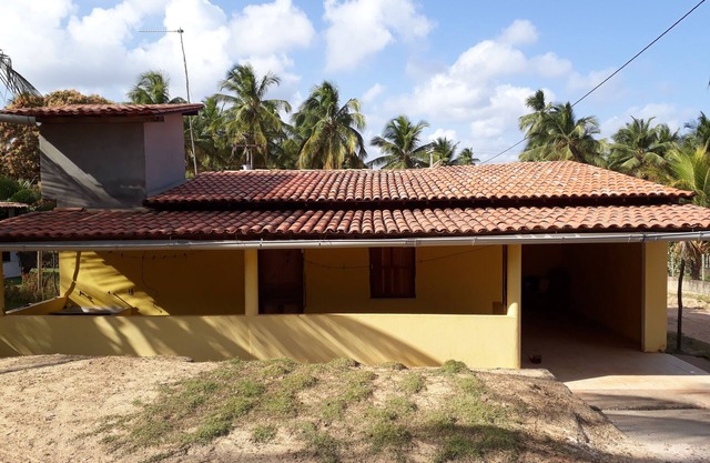 House with 3 bedrooms, 2 bathrooms, living room, kitchen, balcony and garage.