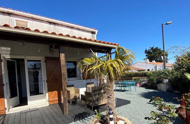 House with garden close to beaches and shops