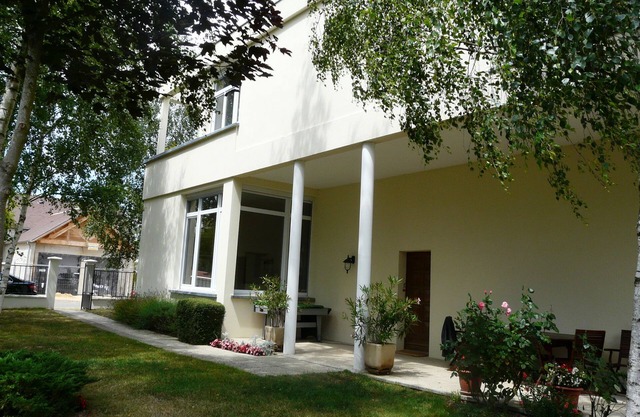 House with heated swimming pool, 8 km from Fontainebleau and 80 km from Paris
