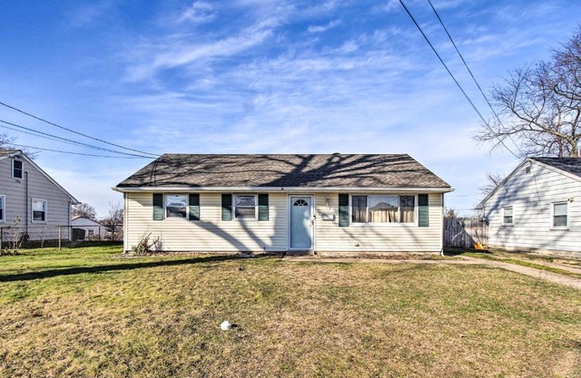 House with Pellet Smoker and Grill, 1 Mi to Lake!
