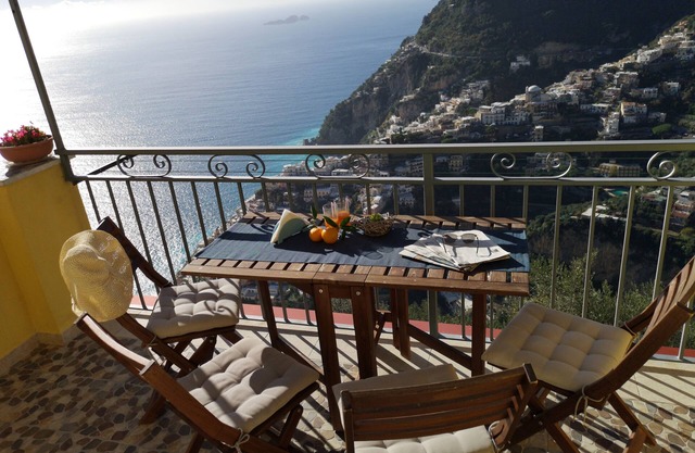 HOUSE WITH PRIVATE PARKING AND MAGNIFICENT VIEW ON THE BAY OF POSITANO