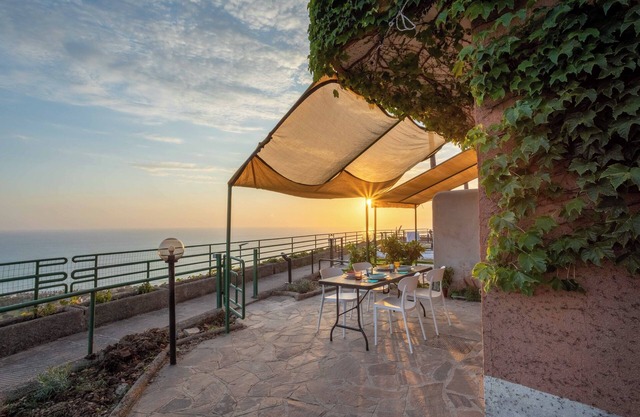 House with sea view, with equipped garden, private parking, pets allowed