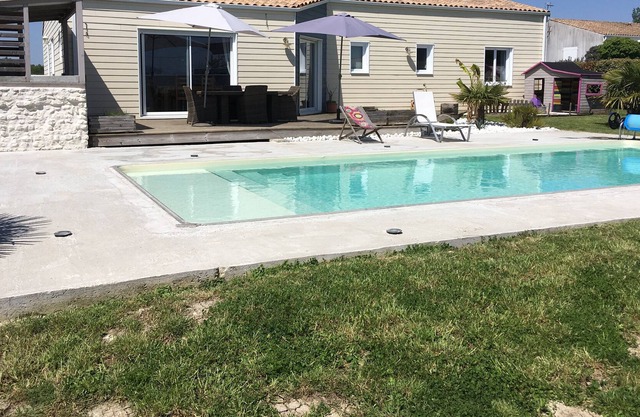 House with tranquility pool near Saintes Cognac Royan ocean