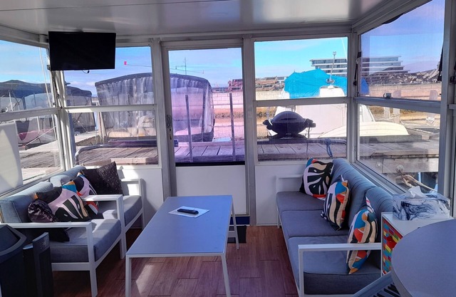 Houseboat. n ACCOMMODATION ONLY. nLocation - MQR and Boundry Island Brewery.