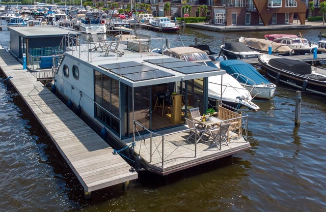 Houseboat with views from the roof terrace