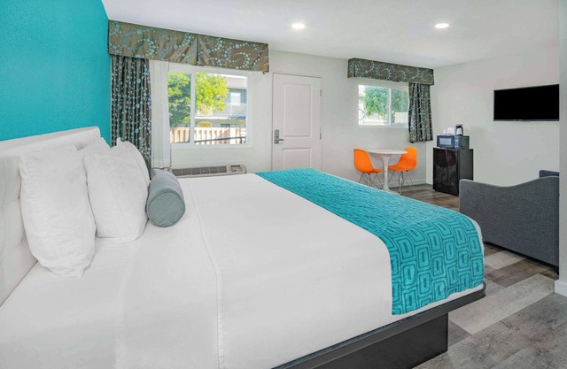 Howard Johnson Suites by Wyndham San Diego Chula Vista/BayFt