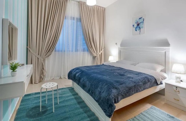 HUGE 2 Bedroom Apartment Beach Front (City View)