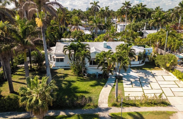 HUGE Beach House: Pool, water view & walk to beach and games