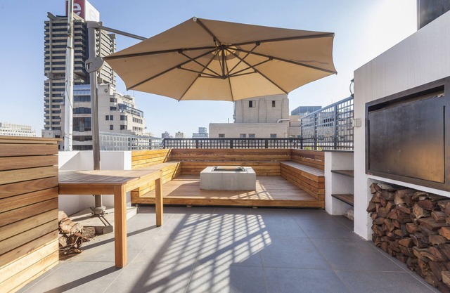 Huge City Centre Penthouse with rooftop Hot-tub and Old City Views