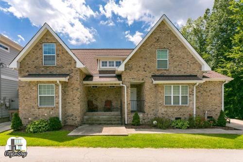 Huge Home For Groups Near Downtown