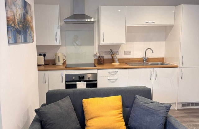 Hull 1-bed Apt, Sleeps 4 With Wi-fi