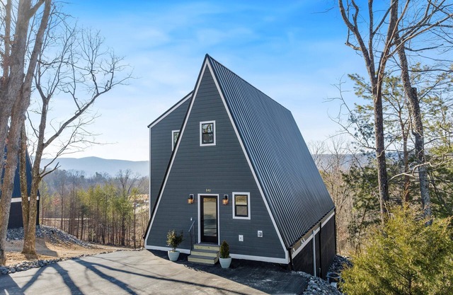 Hunters Ridge | A-Frame Cabin ON the Bluff | Hot Tub