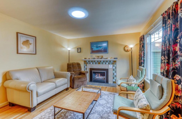 Husky Hideaway - 2 Bed 1 Bath Vacation home in Seattle
