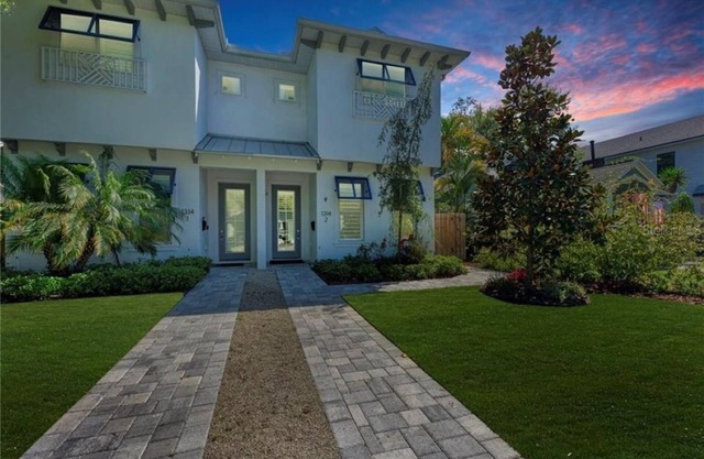 Hyde Park/SoHo Modern Gem