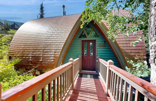 Iconic creekside mountain home with hot tub, fireplaces, balcony & amazing views