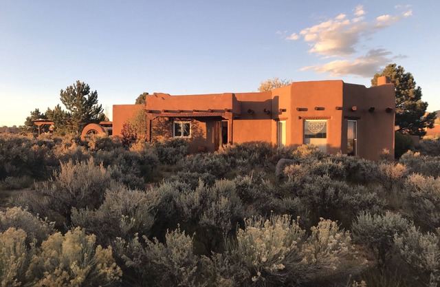 Ideal Location for Skiing, shopping, hiking, music, food and fun!