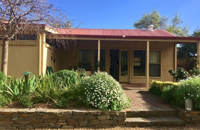 Ideal location to explore historic Strathalbyn, Wineries, good food and scenery
