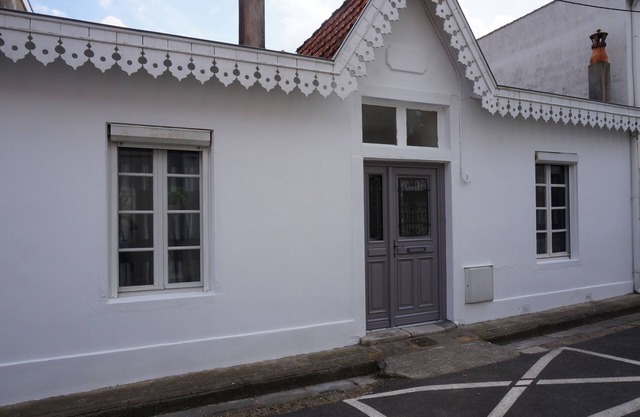 Ideally located, less than 100 m from the beach, shops and market.