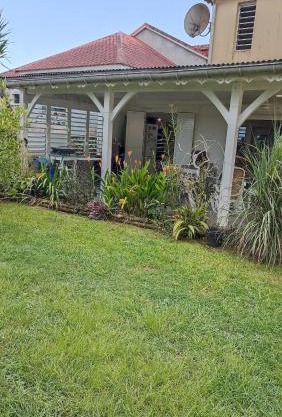 Idylle dans un cadre verdoyant avec une terrasse agréable citerne disponible