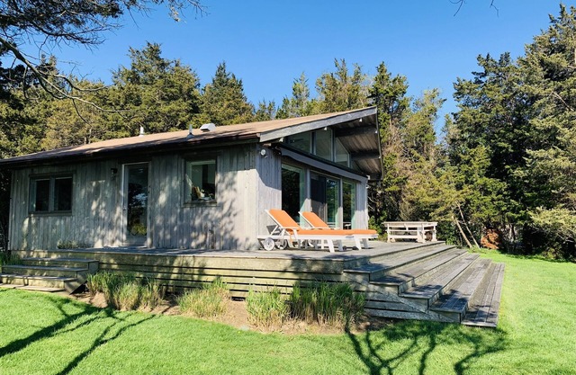 Idyllic Beach Front Access Cottage, East Hampton