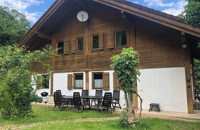 Idyllisches Ferienhaus mit Gatensitzplatz. Haustiere Willkommen!