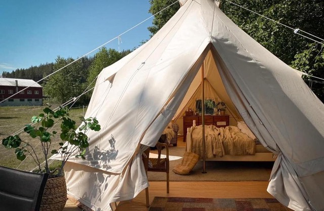 Idyllisk glamping rett ved elven