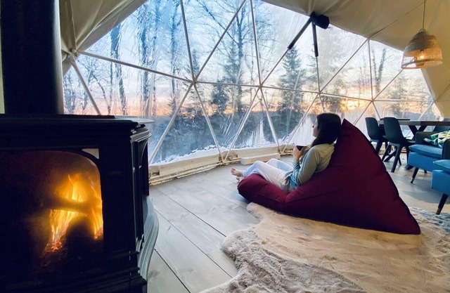 Immersive 4-season accommodation experience in a dome in a natural environment.
