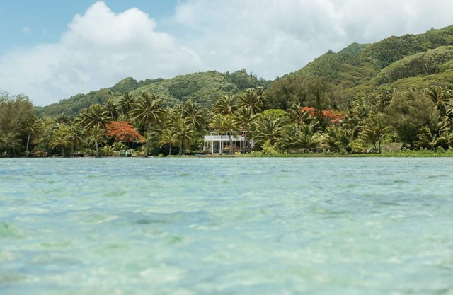 Impressive, 10 bedroom Beach House located directly on Muri Lagoon