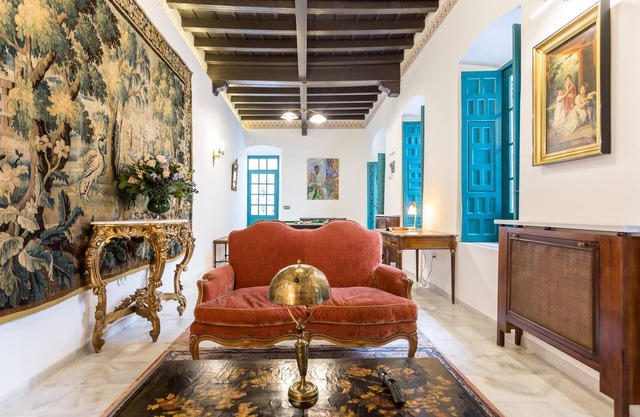 Impressive 5 bedroom house in the city center with private pool and jacuzzi